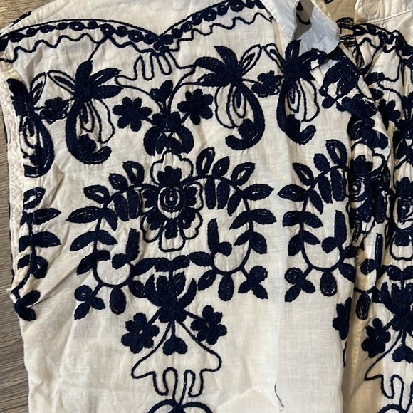 Embroidered Sleeveless Button Up Blouse - Picture 2 of 3